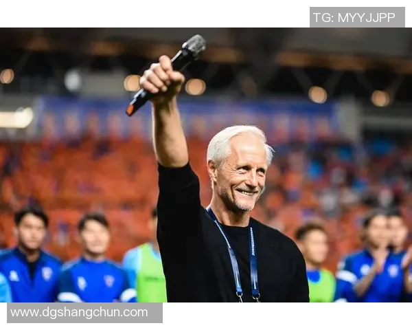 当足球球星放下荣誉奖杯陪爱犬草地上嬉戏追逐球影